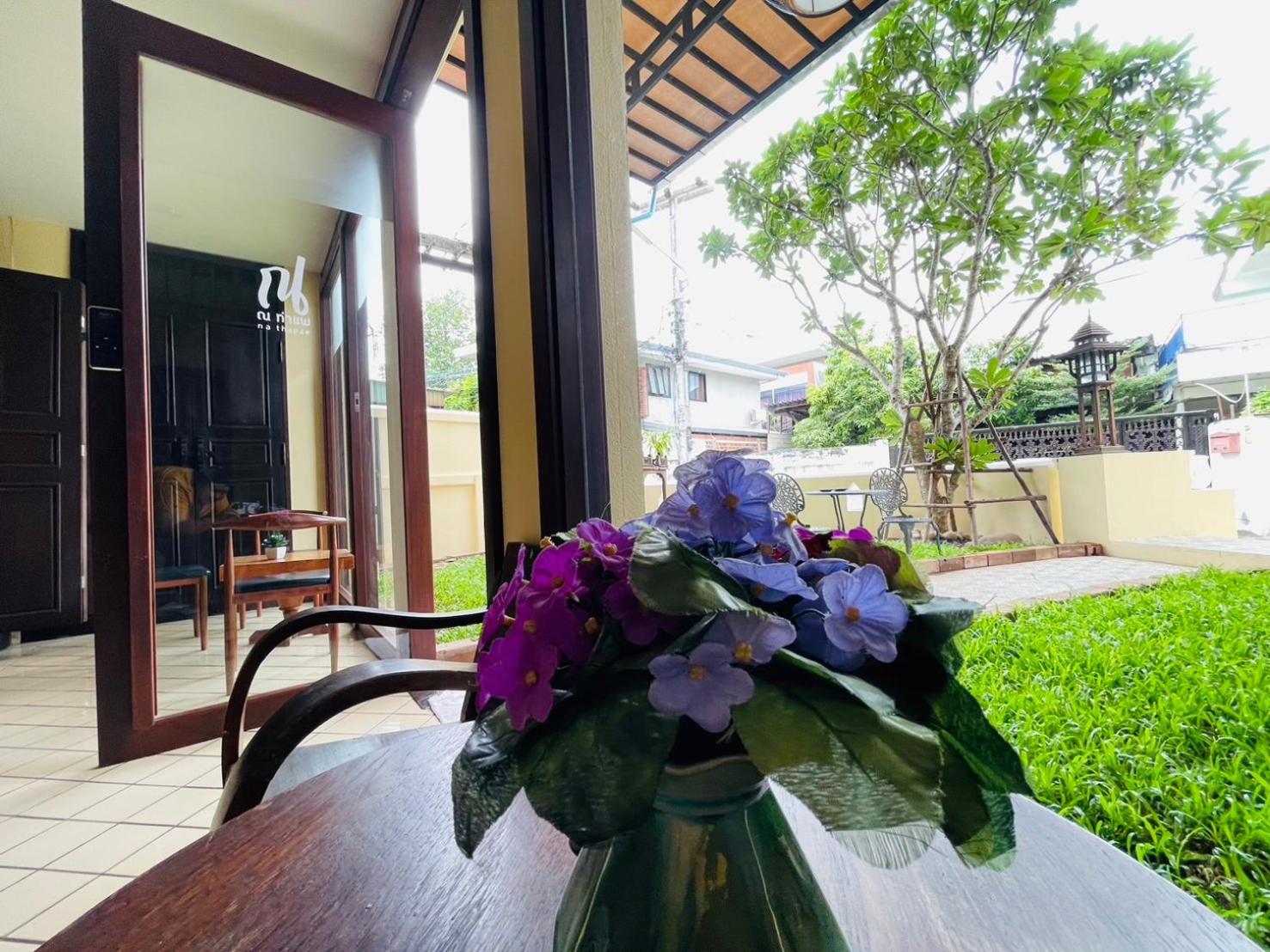 Na Thapae Chiangmai Hotel Chiang Mai Exteriör bild